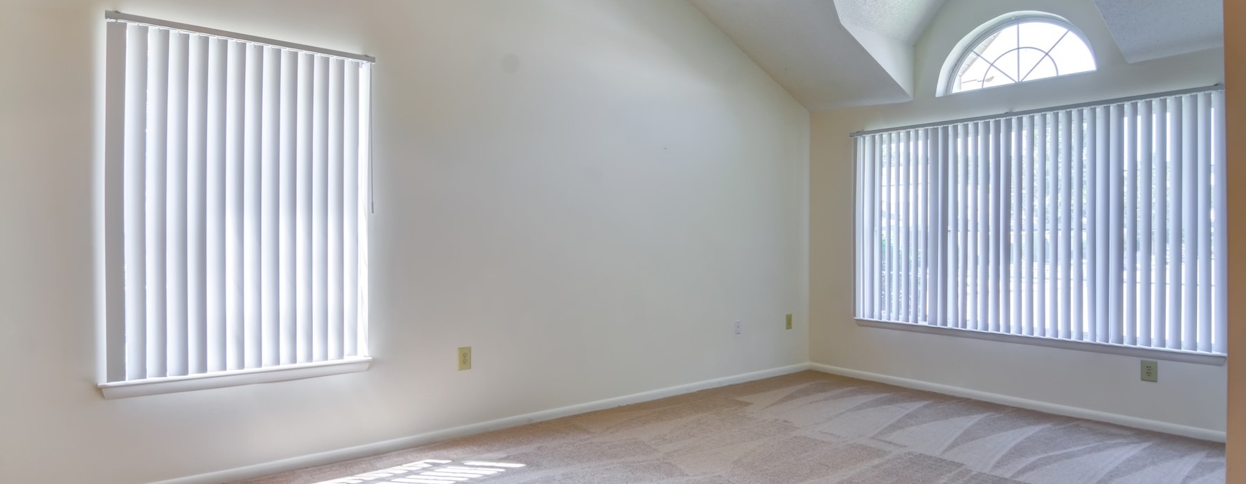 unfurnished living room