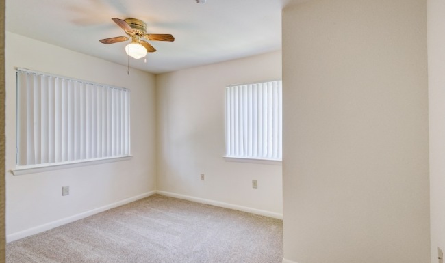 unfurnished bedroom with ceiling fan